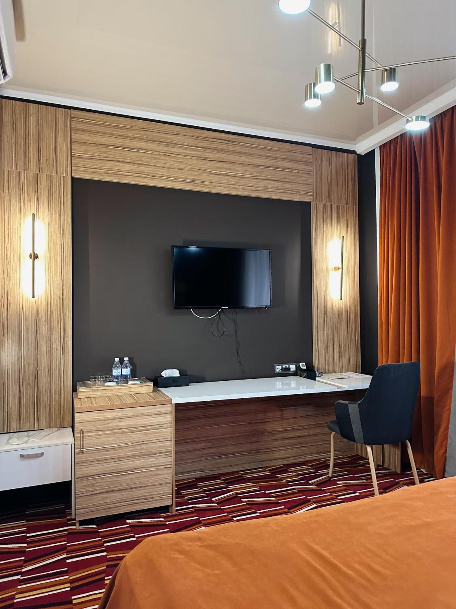 Mildom Premium Hotel Алма Ата Екстериор снимка